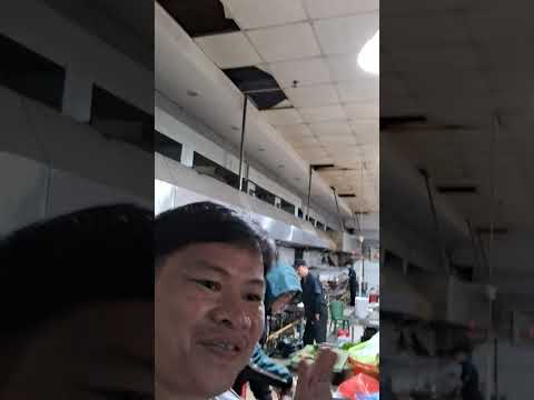 Levei dois convidados indianos para comer frutos do mar no restaurante de frutos do mar do Mar do Leste, em Hanói