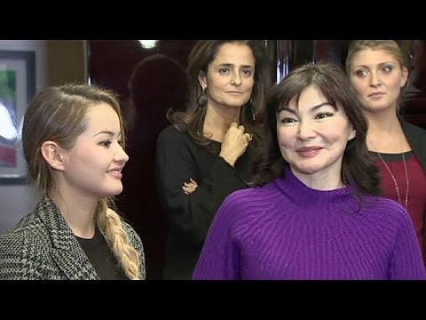 Italia recibe a una mujer kazaja a la que expulsó del país en mayo