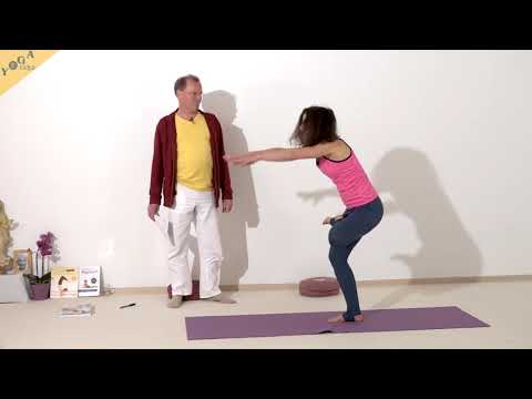 Gestreckte Haltung im halben Lotus: halbe Vorwärtsbeuge im Liegen oder Stehen - Yoga Asana Lexikon