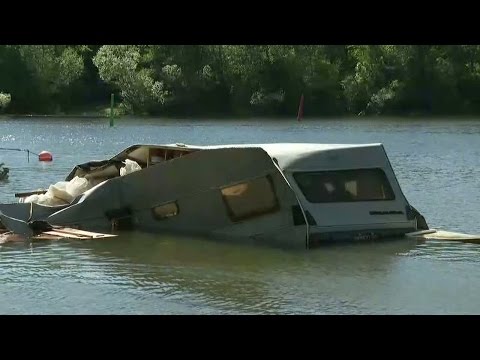 Körde mot bommarna och föll i vattnet - Nyheterna (TV4)