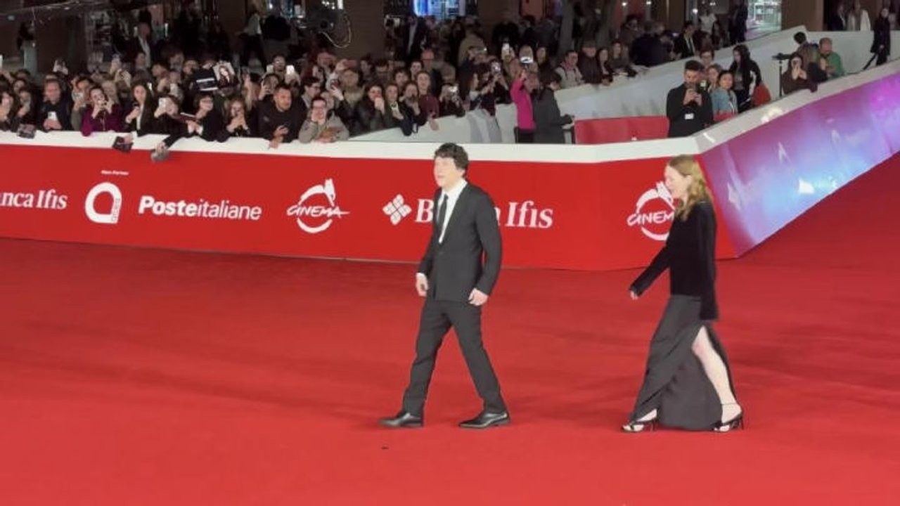 Jesse Eisenberg e Julianne Moore in posa per le foto sul red carpet della Festa del Cinema di Roma