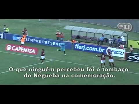 Negueba leva tombaço depois de gol do Fla