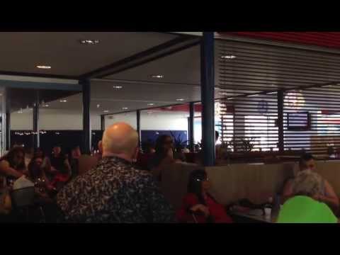 Jack Vinders verzorgt een optreden tijdens de Sport en Doe dag in Adelante