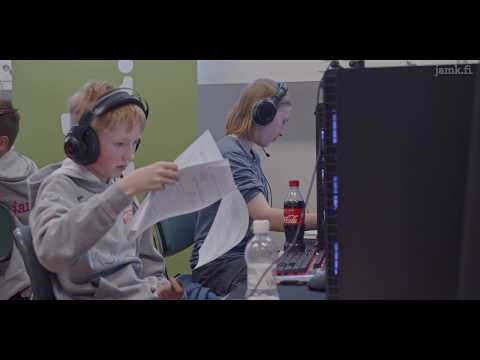 JAMKin e-urheiluvalmennuksen kesäkoulussa harjoitellaan tiimityötä