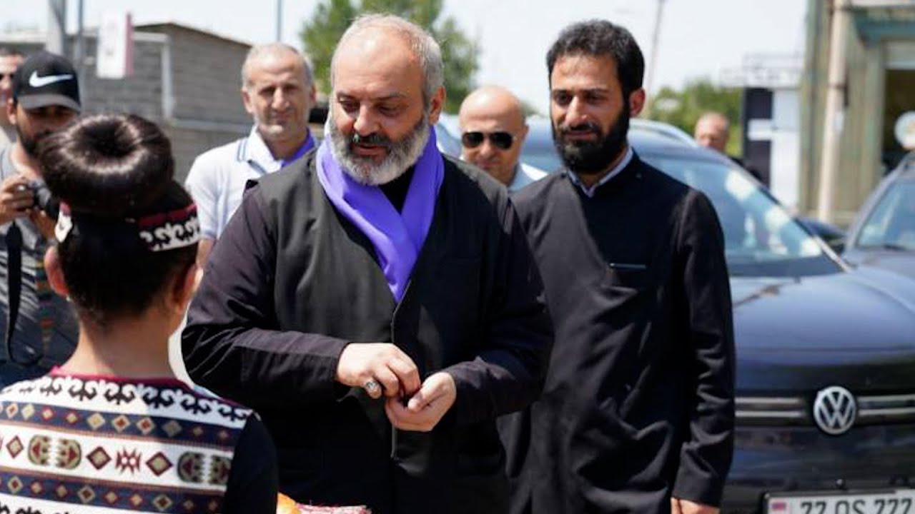 Նոր հնարամիտ սպառնալիքներ`սրբազանի հետ հանդիպողներին ուղղված