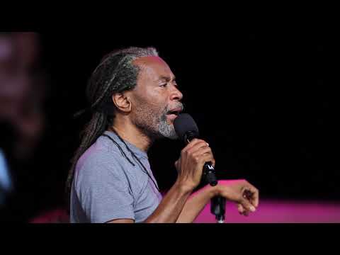 Bobby McFerrin leads the audience in circlesong