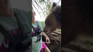 Esse Garoto teve um Encontro Engraçado com Urso