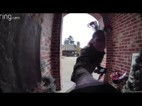 送貨員發現門口的美食後，高興得手舞足蹈。 (Delivery driver dances with delight after finding doorstep treats)