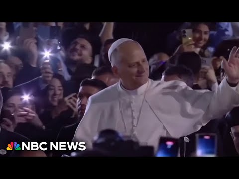 Thousands of young people greet Pope Leo in Lebanon
