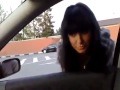 Девочка тестирует сабвуфер в машине 