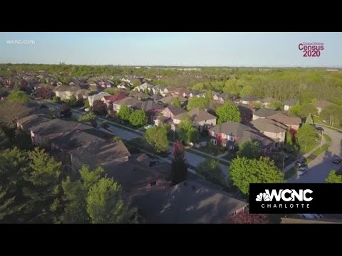 国勢調査によると、CLT地域は拡大しており、人々は田舎の郡を離れている