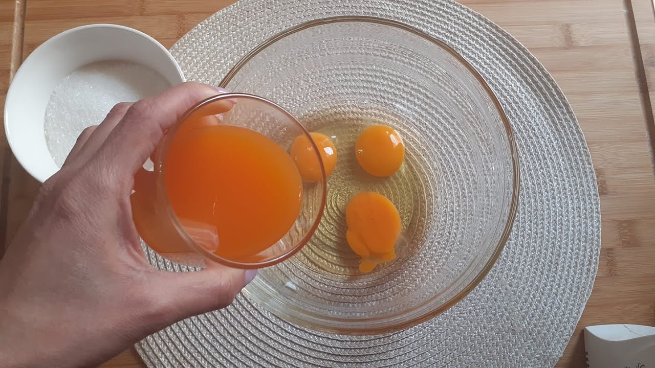Prendi un bicchiere di SUCCO di FRUTTA e aggiungilo all'impasto: TORTA SOFFICE al succo di frutta