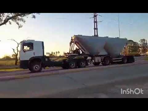Camiones en cruce de RP158 y RN19 , San Francisco , Cordoba , Argentina , video 166 . SUSCRIBITE !!