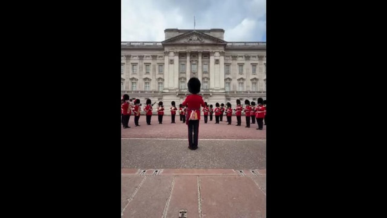 Guardie di Buckingham Palace suonano '9 to 5' in onore di Dolly Parton