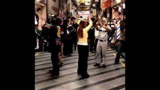 preview picture of video '尼崎中央３丁目商店街 めでタイガーフラッシュモブ｜Amagasaki Surprise Flash Mob'