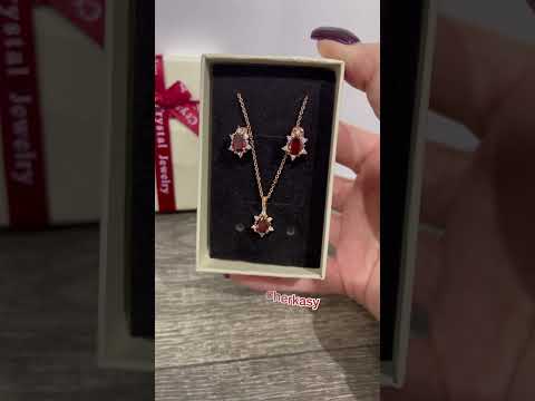 Подарок девушке набор "Рубиновые капли" серьги и колье медзолото 18К с цирконами в коробочке - фото 2 - id-p2076561561