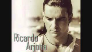 Ricardo Arjona cantando en portugués.