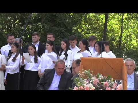 În haine albe sunt îmbrăcat