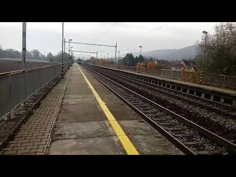 Osobni jednotka 560 a průjezd rychliku stanice Dolni Lhota