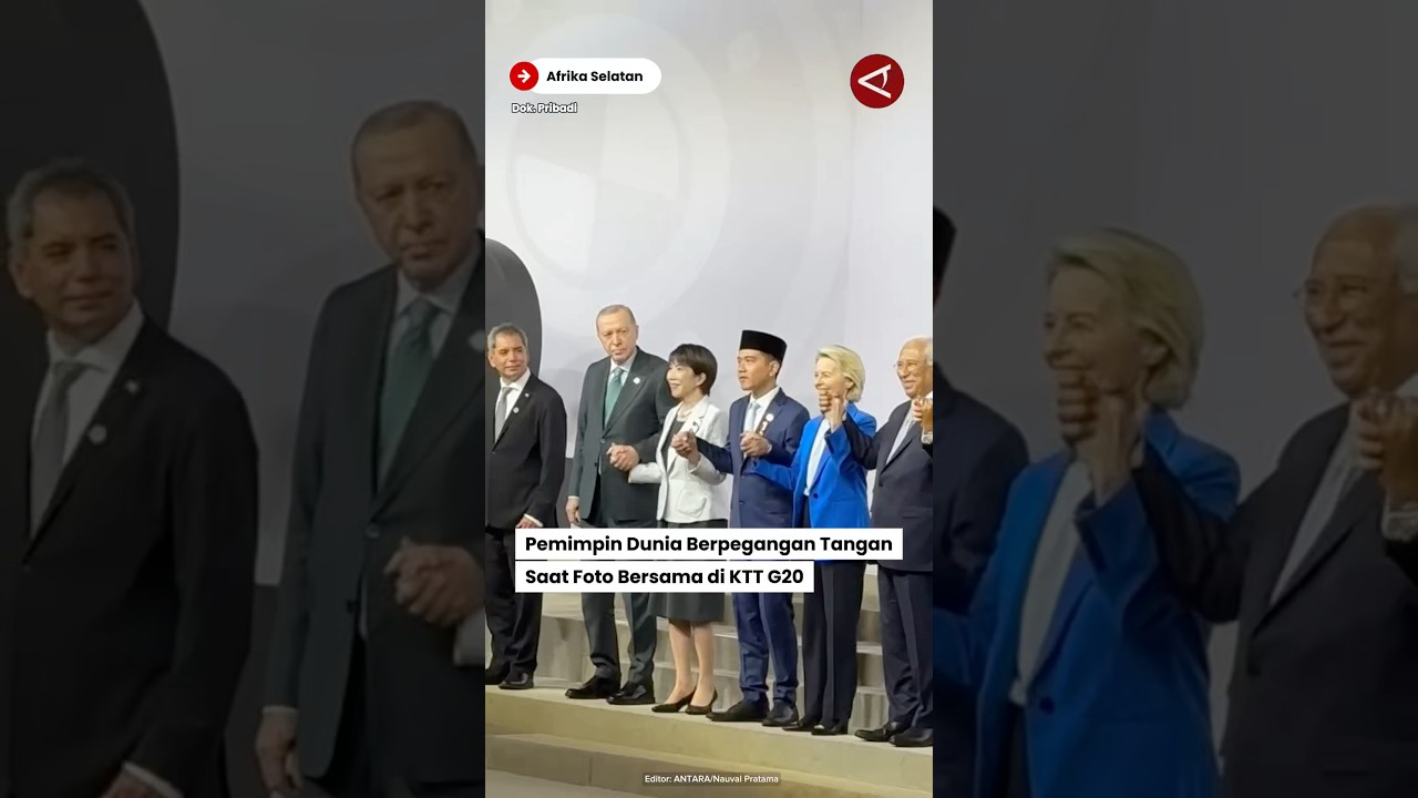 World Leaders Hold Hands During Group Photo at G20 Summit