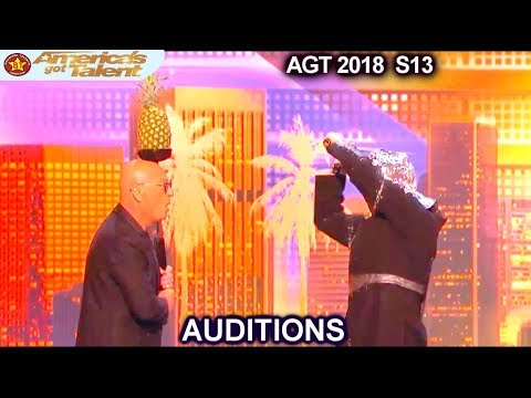 Aaron Crow Blindfolded Dangerous Cut on Howie Mandel  America's Got Talent 2018 Auditions S13E02