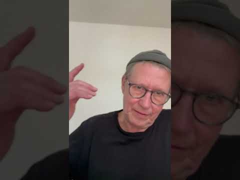 Laudator Andreas Rebers gratuliert Helge Schneider zum Münchhausenpreis