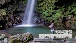 【説明字幕】静寂に響く水の調べ/琵琶の滝　The Melody of Water Echoing in the Silence / Biwa-no-Taki Waterfall