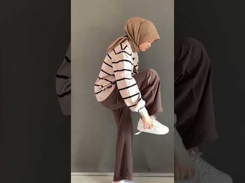 Siapa yang suka tampil stylish dengan hijab? Cek celana kece dan sweater salur ini, dijamin bikin penampilanmu makin chi...