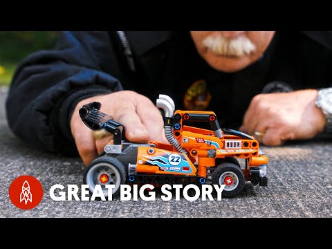 資深特技演員用樂高汽車重現電影特技。 (A Veteran Stuntman Reenacts Movie Stunts with LEGO Cars)