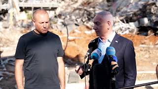 ראש הממשלה בנימין נתניהו בזירת הנפילה במכון ויצמן ברחובות (עדכוני משרד ראש הממשלה) - התמונה מוצגת ישירות מתוך אתר האינטרנט יוטיוב. זכויות היוצרים בתמונה שייכות ליוצרה. קישור קרדיט למקור התוכן נמצא בתוך דף הסרטון