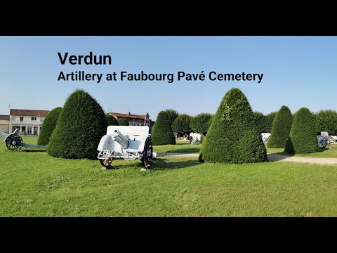 Faubourg Pavé cemetery in Verdun, France - exhibiting WW1 cannons (howitzer, etc.)