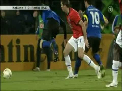 Fantastisch Michael Stahl - 61 Meter Tor (Koblenz vs Hertha - DFB Pokal 2010)