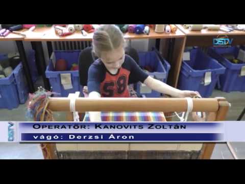 A szövőszéken való kézi szövéssel ismerkedtek a tanfolyam résztvevői