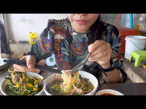 Rice Noodle Soup - Nom Banhjok Sroas ( $1.75 Per Bowl ) - Phnom Penh Street Food