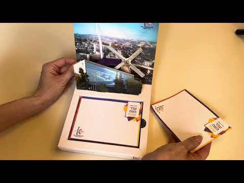Cofanetto BMOSS aperto a 90 gradi con scena 3D pop-up e blocco note per ICC Jerusalem