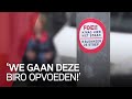 Stella plakt 'foei-stickers' op voertuigen die de stoep blokkeren