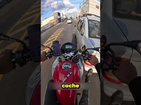 Arrancó el coche de su vecino con la moto