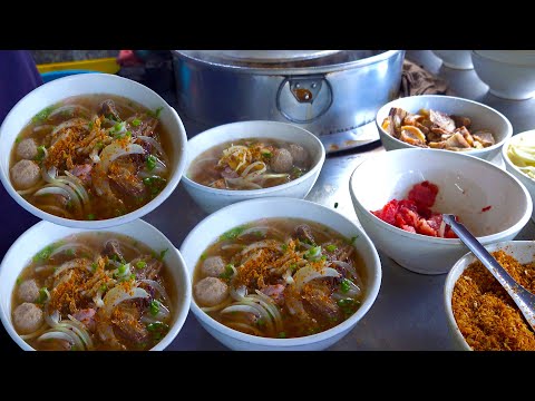 Pho On Street 360 In Phnom Penh city - $2.75 For A Bowl - Cambodian Street Food