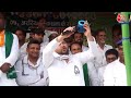RJD नेता Tejashwi Yadav ने मंच पर मंगाया Bluetooth Speaker और फिर....? | Lok Sabha Election - Video