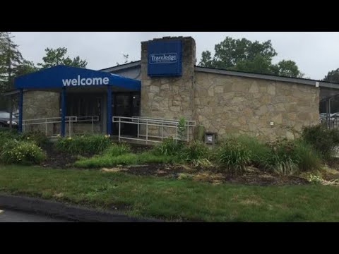 Krystalstation Living in a Hotel 🏨Travelodge by Wyndham Lansing MI W/ Her Baby Lesley🤴