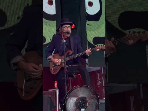 Today I finally got to see Les Claypool and yell “Primus Sucks” #iykyk
