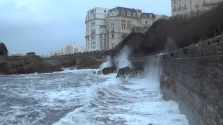 preview picture of video 'Grandes marées à Biarritz - mars 2015'