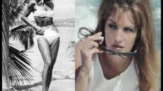 Kadr z teledysku Pezzettini di bikini tekst piosenki Dalida