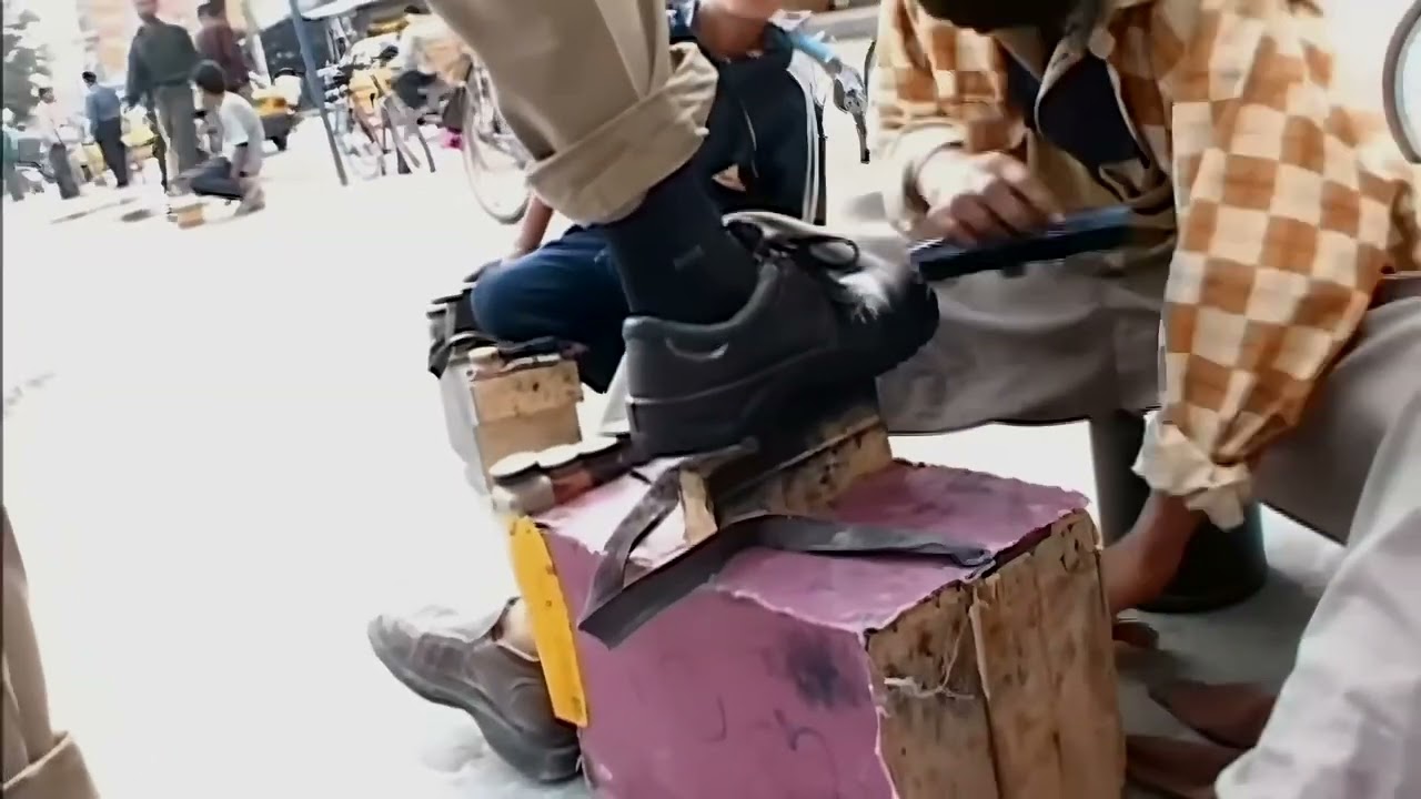 shoeshine boy - Deir ez-Zor