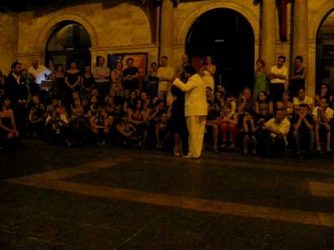  María del Carmen Romero  and  Jorge Dispari  are  dancing  to  the  tango  "  El Adios  "