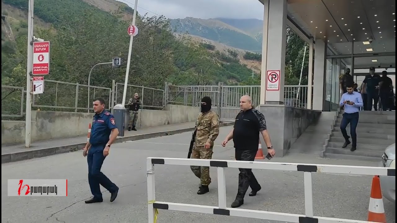 ԱԱԾ հատուկ ջոկատայինները բերման են ենթարկում ԶՊՄԿ աշխատակցին