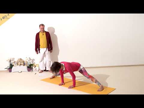 Stehende Grätsche mit Fußsohlen am Boden - Samakonasana - Yoga Asana Lexikon