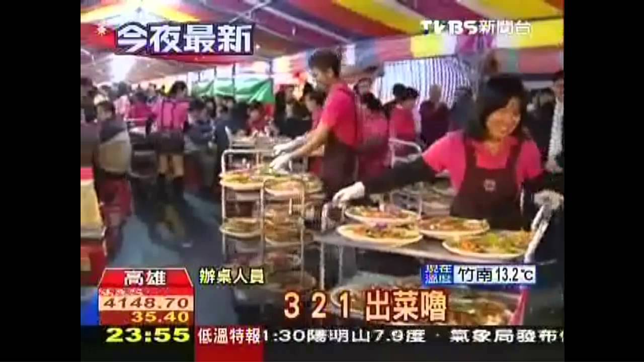 不放過賺錢機會 六合夜市尾牙邊賣邊吃
