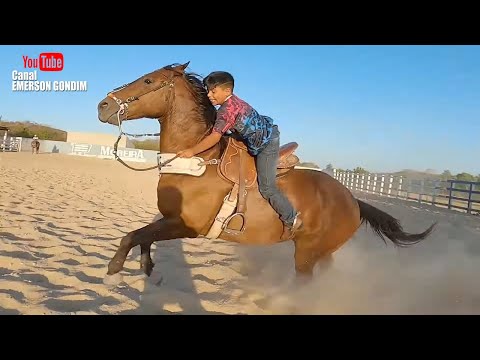 COWBOY LEVY ALMOST FELL OFF HIS HORSE DURING VAQUEJADA TRAINING AT PARQUE GUARANI