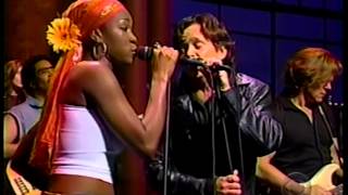 John Mellencamp &amp; India Arie - &quot;Peaceful World&quot; - Late Night TV 2001